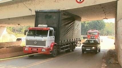 Caminhão fica preso em viaduto e deixa trânsito lento em Ribeirão Preto