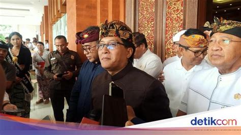 Giri Prasta Serahkan Hibah Rp 50 Miliar Ke Pemkot Denpasar