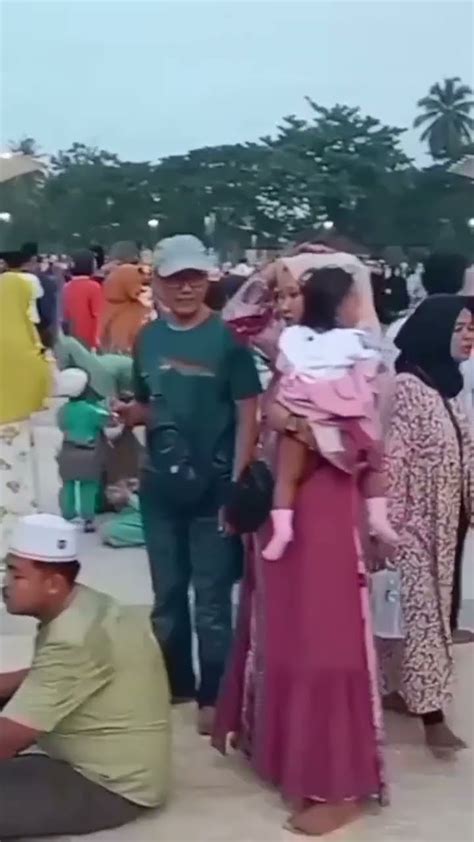 Kegembiraan Warga Berfoto Keluarga Setelah Mengikuti Haul Sultan Banten