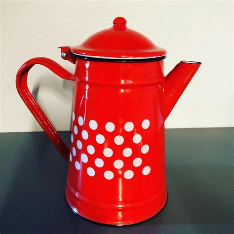 Cafetière ancienne en tôle émaillée rouge à pois blancs Début de Série