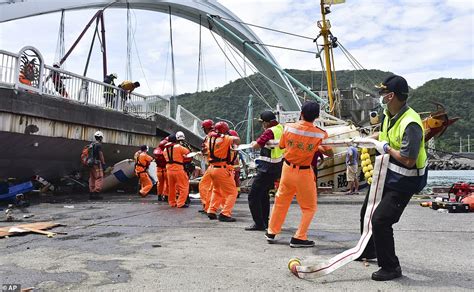 Taiwan Bridge Collapses At Least 14 Injured Daily Mail Online