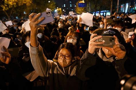 Proteste in Cina anti lockdown Covid perché sventolano fogli bianchi