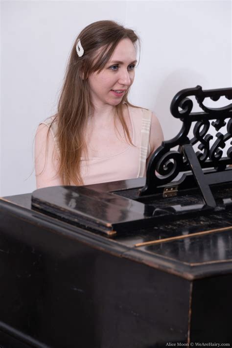 Amateur Babe Alice Moon Exposes Her Lovely Body And Spreads Her Hairy