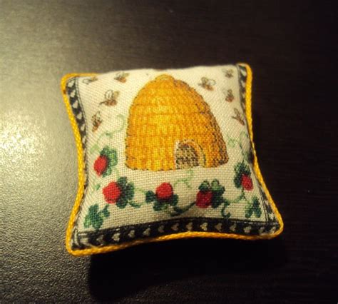 Natalia's Fine Needlework: Dollhouse Miniature Country Style Fabric Pillows