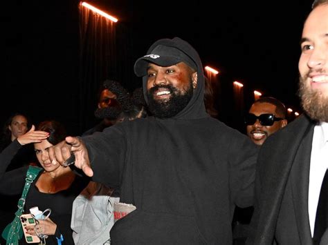 Kanye West Perdana Jadi Model Balenciaga Jalan Di Catwalk Penuh Lumpur
