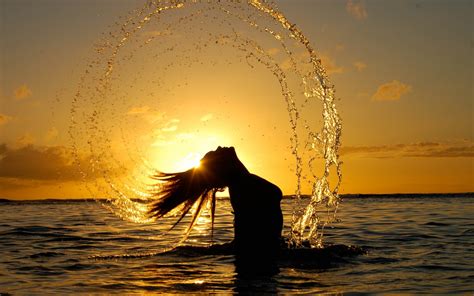 デスクトップ壁紙 日光 女性 日没 水 反射 シルエット 日の出 イブニング 太陽 地平線 ぬれた髪 夕暮れ 海洋 波 2560x1600 Px 朝日