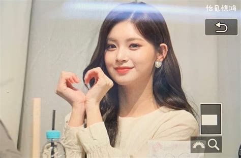 Pin by gay nerd III on EVERGLOW 에버글로우 Mirror selfie Selfie Fandoms