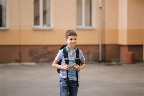 Un Ni O Lindo Con Mochila Se Va A Casa Despu S De La Clase Escolar