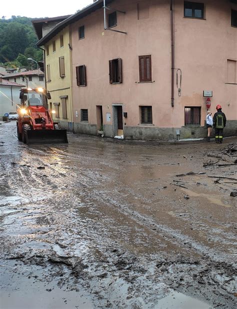 Nel Comasco Fiumi Di Fango Sulle Strade Allagato Anche Il Parcheggio