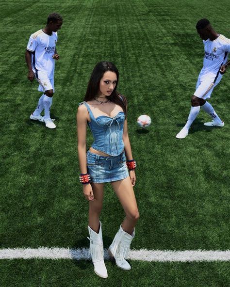 Hot girl triệu followers có nhiều set đồ sexy khoe body như tượng tạc mà không phản cảm