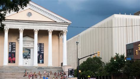 Usc Prof Accused Of Luring Students To Italy For Sex Gets Axed From Classroom Students Say Its