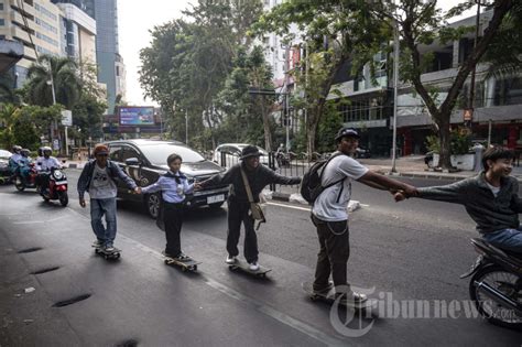 Merayakan Hari Skateboard Sedunia Foto Tribunnews