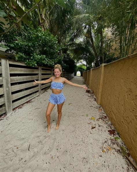 Sexy Hot Emily Ann Roberts Bikini Pics