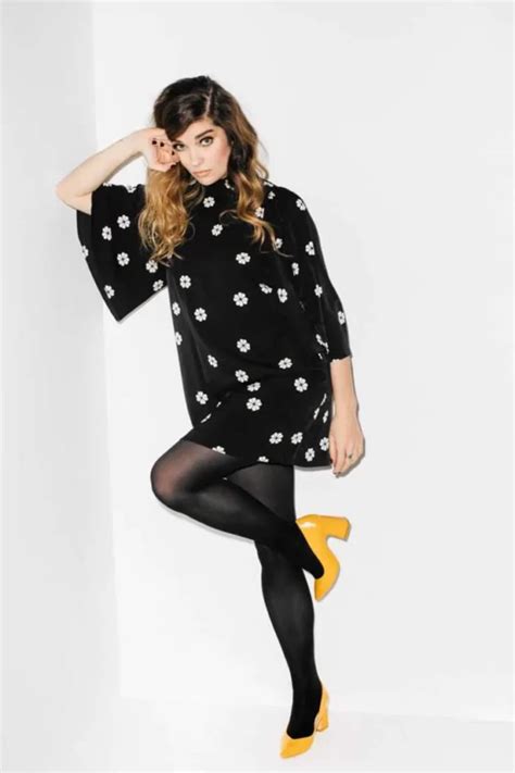 Annie Murphy Sexy And Hot Bikini Pictures Woophy