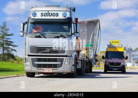 Cami N Que Transporta Una Cabina De Troncos De Salvos Como Carga