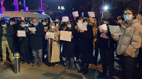 Proteste in Cina anti lockdown Covid perché sventolano fogli bianchi