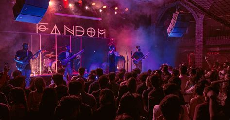 how to find saturn in the night sky