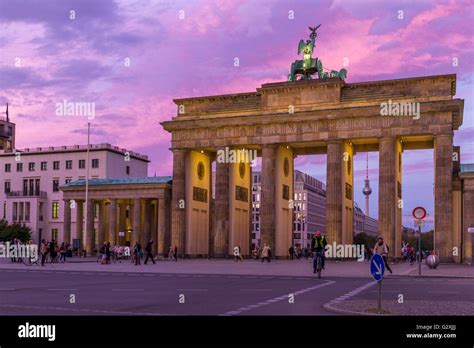 Brandenburger Tor Berlin Sonnenuntergang Fotos Und Bildmaterial In