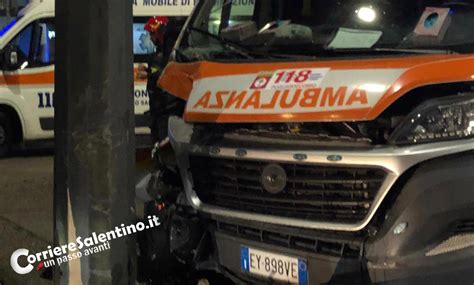 Ambulanza Evita Unauto Allincrocio E Si Schianta Contro Un Palo Del