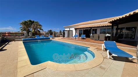 Gorgeous Detached 3 Bedroom Villa With Heated Pool And Games Room In