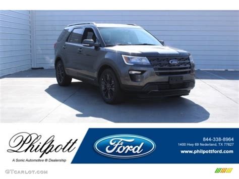 2018 Magnetic Metallic Ford Explorer XLT 125344127 Photo 32