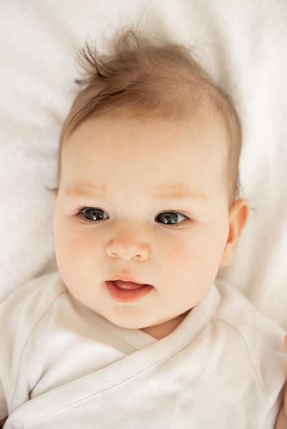 Le portrait d une très belle petite fille aux yeux bleus se trouve sur