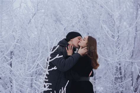 在冬天步行的一对爱恋的夫妇 雪爱情小说，冬天魔术 男人和妇女在冷淡的街道上 人和女孩是休息 库存图片 图片 包括有 男人 乐趣