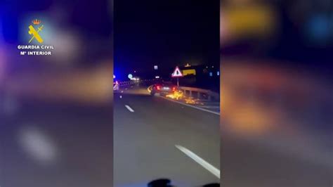 La Guardia Civil Detecta A Un Coche Circulando Sin Dos Ruedas Y Una