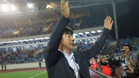 Kata Shin Tae Yong Soal Insiden Lemparan Telur Dan Bantal Oleh Fans