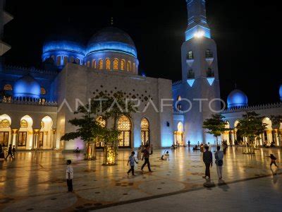 Shalat Tarawih Pertama Di Masjid Sheikh Zayed Solo Antara Foto