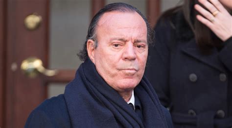 Qu Llevaba Julio Iglesias En La Maleta Y Por Qu Lo Retuvieron En El