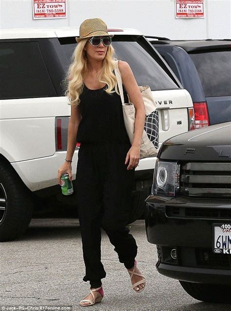 Tori Spelling And Dean McDermott Hold Hands On Shopping Trip Tori