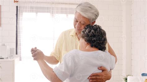 Pareja De Ancianos Asi Ticos Bailando Juntos Mientras Escuchan M Sica