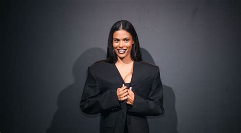 Tina Kunakey Sexy En Maillot De Bain Elle D Voile Son Post Rieur Dans Un Bikini Chancr