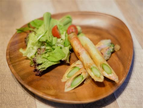 酢久商店 山吹味噌 クリームチーズの味噌漬けで味付けしたアスパラベーコンの春巻きです♪。