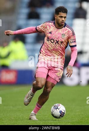 Georginio Rutter Del Leeds United In Azione Durante La Partita Del