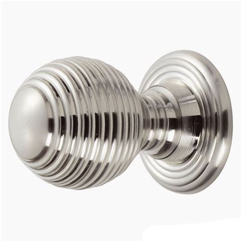 Queen Anne Cupb D Knob Mm Polished Chrome Broughtons Lighting