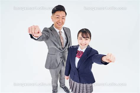 ガッツポーズをするスーツ姿の日本人男性と女子高生 （人物）の写真素材 211363799 イメージマート