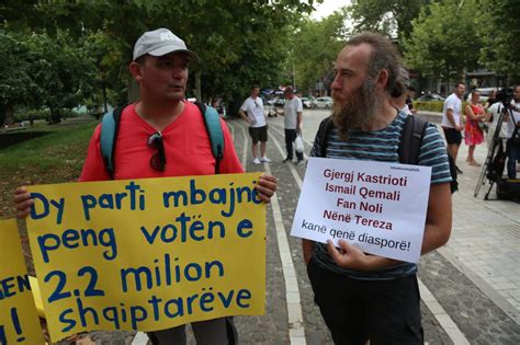 Dua të votoj në 2025 diaspora protestë para Kuvendit Gazeta Express