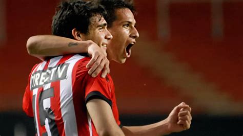 Román Martínez metió un golazo de taco en la victoria de Estudiantes