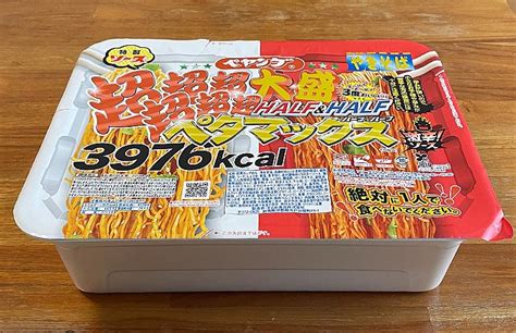 ペヤング 超超超超超超大盛やきそばペタマックスハーフ＆ハーフ激辛！定番2種・最強タッグの一杯 きょうも食べてみました。