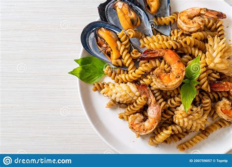 Stir Fried Spiral Pasta With Seafood And Basil Sauce Stock Image