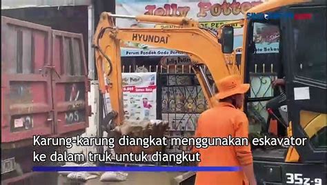 Bersihkan Lumpur Banjir Di Pondok Gede Permai Unit Damkar Dikerahkan