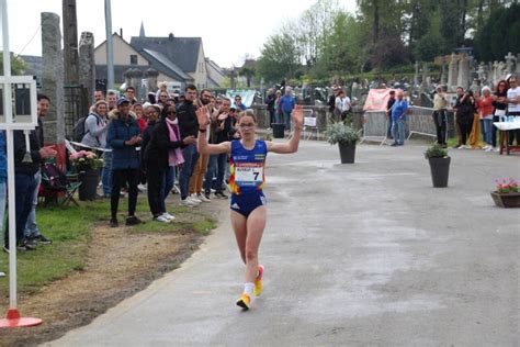 Marche La Fougeraise Léna Auvray au pied du podium des Jeux