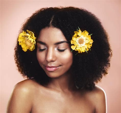 Cuidado Del Cabello De La Mujer Y Flores Amarillas En El Fondo Del