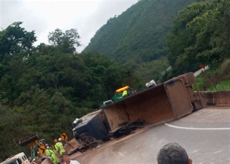 Carreta Tomba E Causa Congestionamento Na Fern O Dias Em Brumadinho