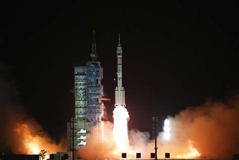 China envía 3 astronautas para completar la construcción de su estación