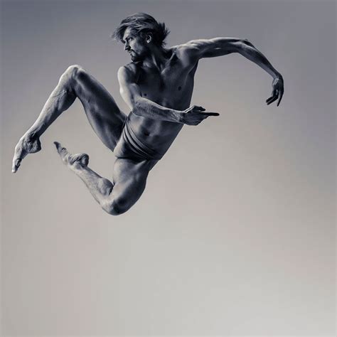 Sculptor Tries Photographing Dancers And The Result Is Mindblowing