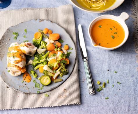 Menú Crema de verduras Pollo con ensaladilla y salsa de piquillos