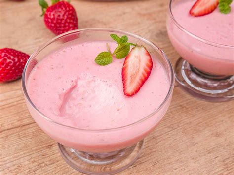 Aprenda A Fazer Mousse De Morango Cremosa E Refrescante